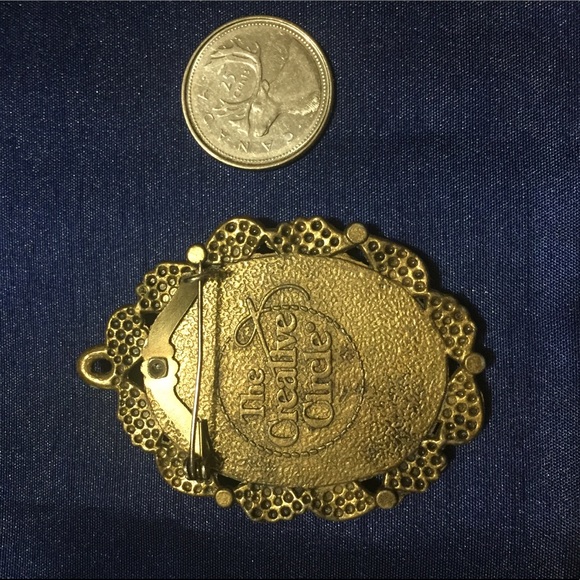 🪩The Creative Circle” Vintage Needlepoint Pin - Picture 3 of 3